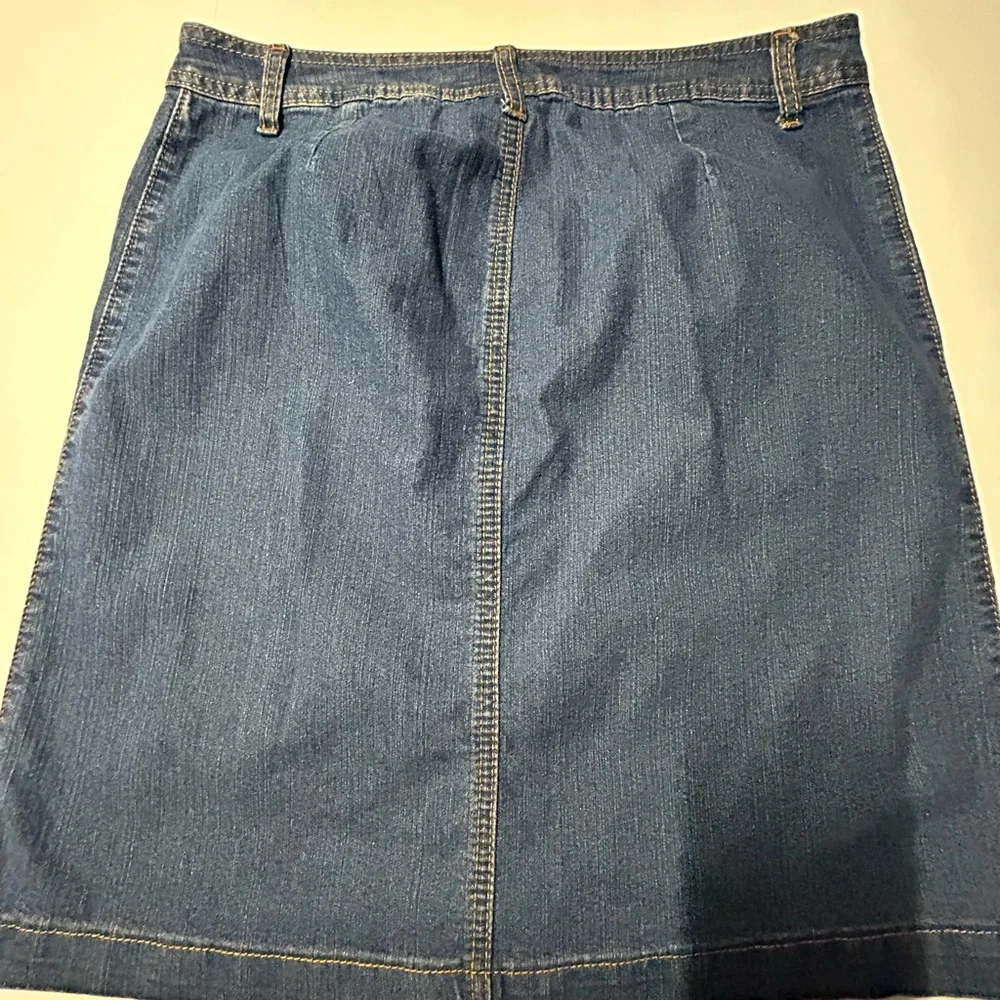 Baccini women’s size‎ 6 denim skirt with button up front with the front pockets